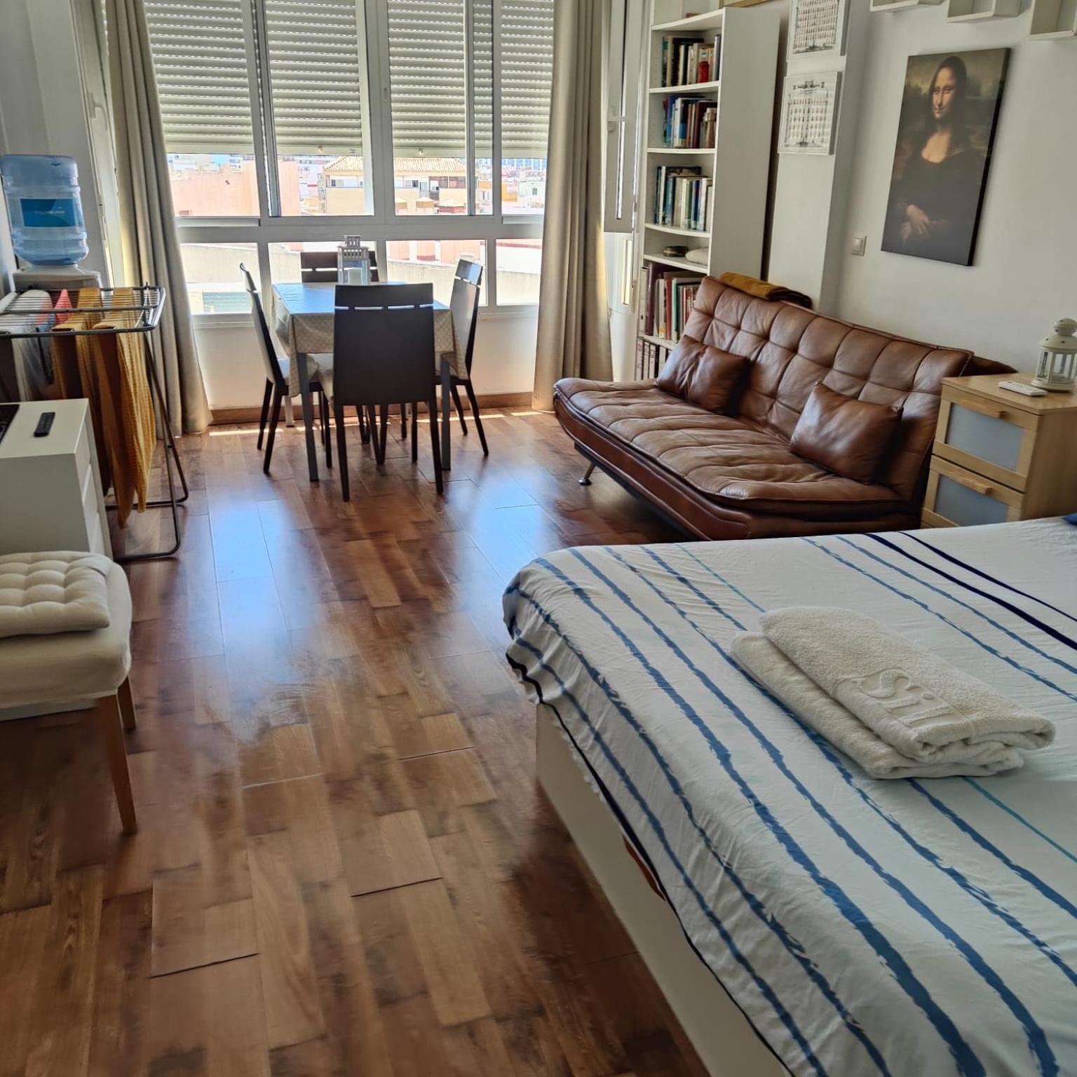 Apartamento Estudio Loft En El Centro Para 3 O 4 Personas Cama Doble Y Sofa Cama Check In A Partir De Las 15 Y 30 Min Pm Y Check Out Hasta Las 11 Y 30 Pm Con Wifi Normalmente No Se Puede Adelantar El Check In 托雷莫利诺斯 外观 照片